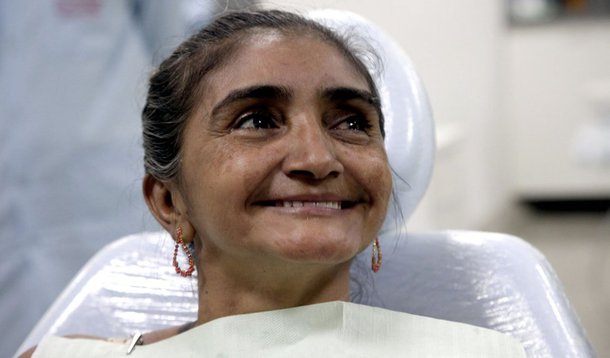 Após ter passado 10 anos sem momentos em público por conta da ausência total de dentes, Maria Aparecida Sousa Ferreira agora vai poder ter vida social; ela foi a primeira paciente a receber a prótese custeada pelo governo do Maranhão; “Estou tão feliz em poder sorrir com a minha boca aberta, que vou trazer meu marido para colocar também. Antes, eu não conseguir comer e tinha muita vergonha de me apresentar”, disse