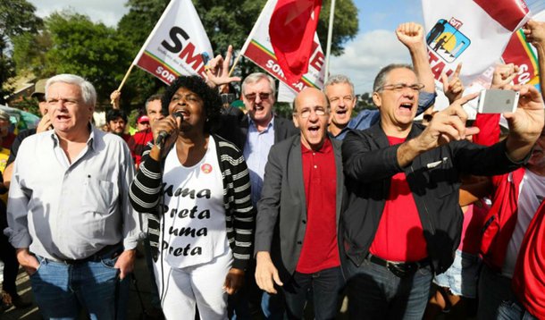 "Curitiba se chama resistência e este acampamento tem trazido gente de todo mundo para dar seu testemunho, seu bom dia, boa noite àquele grande líder (Lula), que está preso, mas está ouvindo a voz do povo brasileiro", disse a deputada federal Benedita da Silva (PT-RJ); assista ao vídeo