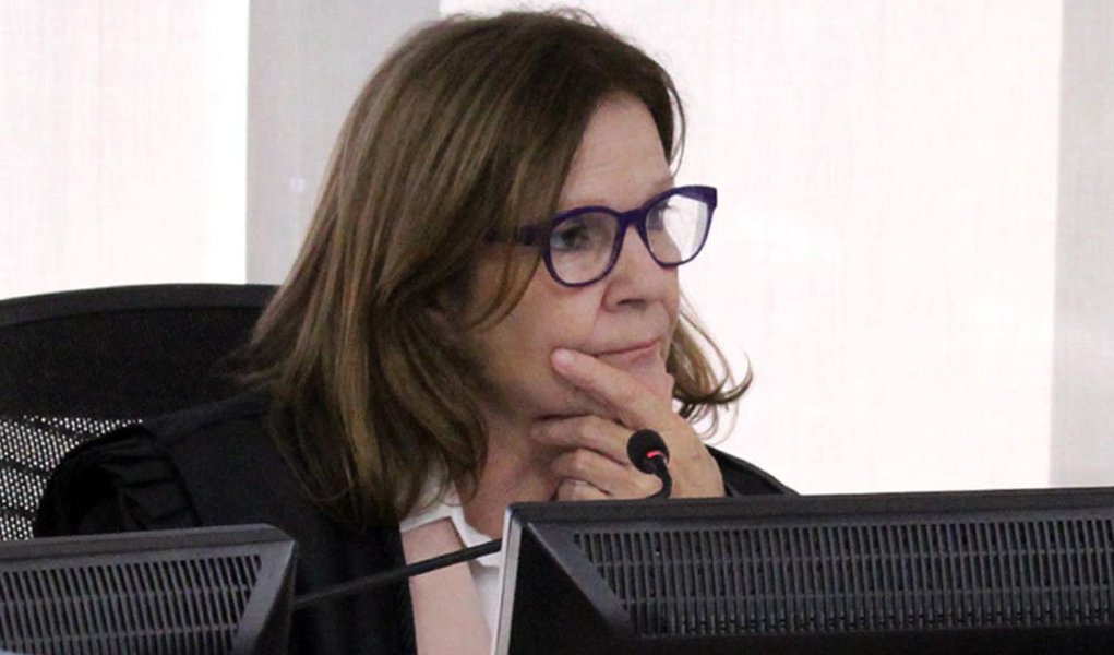 A vice-presidente do TRF-4, desembargadora Maria de Fátima Labarrère, negou nesta sexta-feira, 4, recurso da defesa do ex-presidente Lula para que fosse suspensa a decisão da 8ª Turma do tribunal que o condenou a 12 anos e 1 mês, com a execução provisória da pena de prisão; defesa alegava que teria havido violação ao juiz natural, ou seja, que a 13ª Vara Federal de Curitiba não seria competente para julgar os casos que envolvem a Operação Lava Jato, a suspeição do juiz federal Sérgio Moro, a inobservância do princípio da ampla defesa, a atipicidade e equívocos na dosimetria da pena