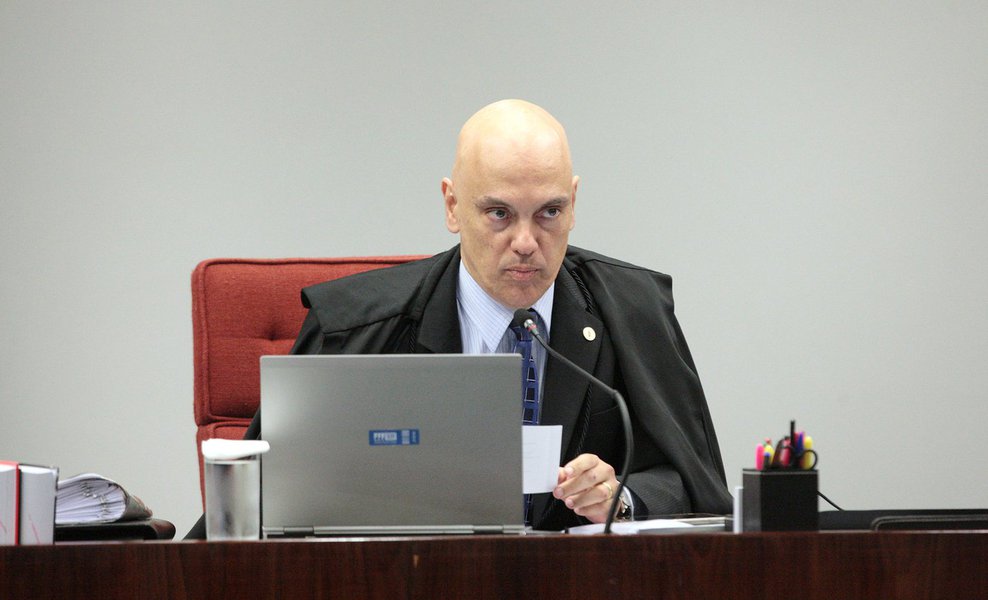 Uma comissão de juristas liderada pelo ministro do STF Alexandre de Moraes, apresentou ontem, ao presidente da Câmara dos Deputado, Rodrigo Maia, anteprojeto de lei que propõe uma série de mudanças no Código de Processo Penal, entre elas o aumento da pena máxima de 30 para 40 anos; também faz parte da proposta a federalização de dois crimes – milícias e tráfico de armas de uso restrito e proibido; proposta não menciona melhorias nas condições das penitenciárias, nem construção de novos presídios
