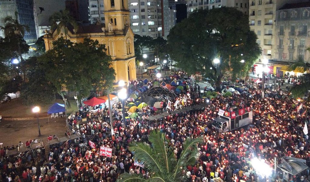 Movimentos sociais de defesa ao direito a moradia fizeram hoje (9) uma manifestação durante a tarde e início da noite na capital paulista; ato teve início na praça da Sé e saiu em passeata até o Largo do Paissandu, onde o edifício Wilton Paes de Almeida desabou no último dia 1º; ao final da manifestação, foi realizado um ato ecumênico com a participação dos manifestantes e das famílias que moravam no prédio e que permanecem acampados no Largo do Paissandu, em frente à igreja Nossa Senhora do Rosário dos Homens Pretos