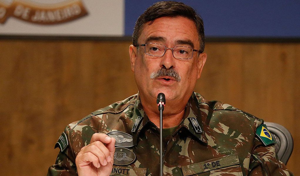 Rio de Janeiro - O interventor federal na segurança pública do Rio de Janeiro, general Walter Braga Netto, concede entrevista coletiva à imprensa e apresenta o chefe do Gabinete de Intervenção Federal, o general Mauro Sinott (Tânia Rêgo/Agência Brasil)