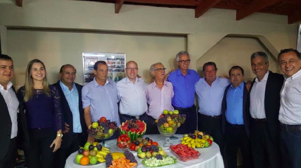 O procurador de Justiça Demóstenes Torres, pré-candidato a senador pelo PTB, reuniu-se com lideranças políticas e Palmeiras de Goiás, terra natal do ex-governador Marconi Perillo e do presidente da Assembleia Legislativa José Vitti, ambos do PSDB; Demóstenes foi recebido na cidade pelo prefeito Vando Vito (PSDB), ex-prefeitos e vereadores, entre eles a vereadora mais votada Thaís Lopes, que sinalizaram apoio à pré-candidatura do petebista