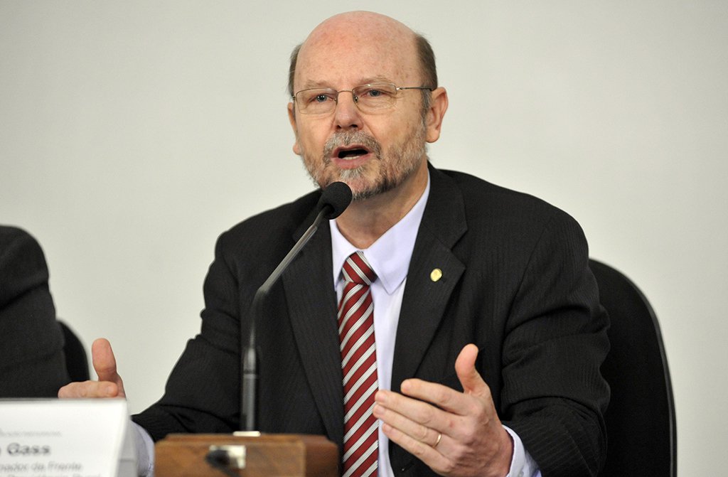 Deputado Bohn Gass (PT-RS) afirmou que está havendo um debate na Câmara para recolocar uma legislação com o objetivo de "refundar a CLT , uma vez que mais de 100 artigos foram tirados desta lei que defende os trabalhadores"; "Dia 1 é Curitiba, é Lula livre porque Lula é a maior referência de todos os trabalhadores"; segundo o parlamentar, a direita, "rejeitada consecutivamente nas urnas, sem chance de retomar o poder de forma legítima" quer "eliminar adversários políticos"; assista ao vídeo