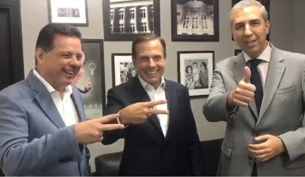 O governador José Eliton se reuniu nesta segunda-feira com o ex-prefeito de São Paulo João Doria para conhecer em detalhes o Corujão na Saúde, programa implantado pela gestão paulistana que reduziu as filas por procedimentos médicos na rede municipal; acompanhado pelo ex-governador Marconi Perillo; "O Corujão conseguiu avançar na oferta de consultas e de exames à população no período noturno, iniciativa que estamos iniciando em Goiás, dando sequência ao trabalho realizado pelo (ex-) governador Marconi Perillo, que estruturou a rede de hospitais estaduais, dando a possibilidade agora para avançarmos nessa linha", disse José Eliton