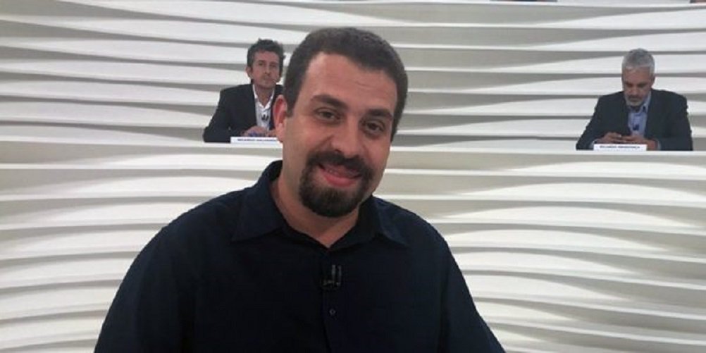 O jornalista Kiko Nogueira do DCM descreve a entrevista que o pré-candidato à presidência pelo Psol, Guilherme Boulos deu à TV Cultura, no programa Roda Viva, como um “banho de inteligência e elegância”; Nogueira diz que Boulos “atropelou figuras sorumbáticas como Rubens Figueiredo, cientista político tucano da estirpe de Marco Antônio Villa, e um tal Fabio Wajngarten, empresário de mídia que ajudou a organizar reuniões de Bolsonaro com a comunidade judaica”; Boulos disse: “se queremos moralizar o país vamos começar moralizando o judiciário, que tem auxilio moradia, auxilio viagem, auxílio bolo, auxílio de tudo”