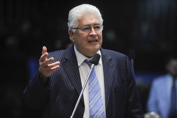 O senador Roberto Requião (MDB-PR) analisou a condenação do ex-presidente da Copel pelo desvio de R$ 39,6 mi estatal de energia, em 2002; o congressista lembrou que ele próprio foi condenado a pagar uma indenização de R$ 50 mil por ter chamado Hubert de ladrão; "E eu fico cá pensando: se o mecanismo da Justiça paranaense levou 15 anos para condenar Hubert, Youssef e tais, na ação civil pública, quantos anos levará para julgar a ação criminal contra esses reconhecidos criminosos"