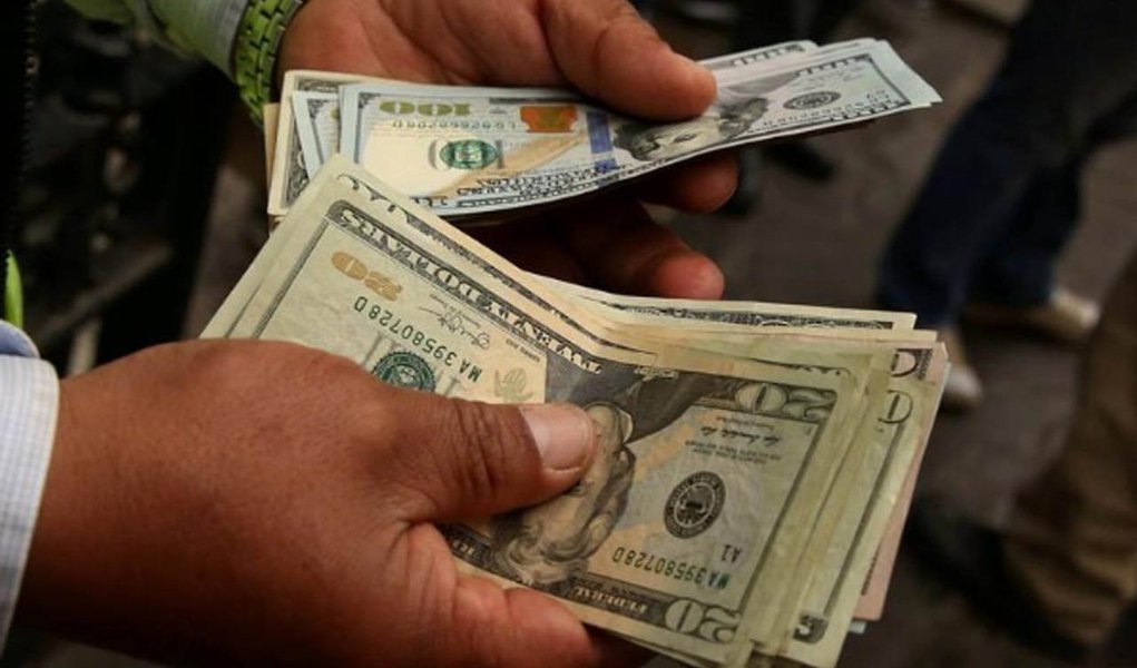 O dólar avançou 2,64%, a R$ 3,8119 na venda, maior alta desde 18 de maio do ano passado; na máxima da sessão, a moeda norte-americana foi a R$ 3,8160, com valorização de 2,75%; mercado local também foi pressionado pela perspectiva de que está chegando ao fim o plano anunciado pelo Banco Central de intervir mais pesado até o fim dessa semana