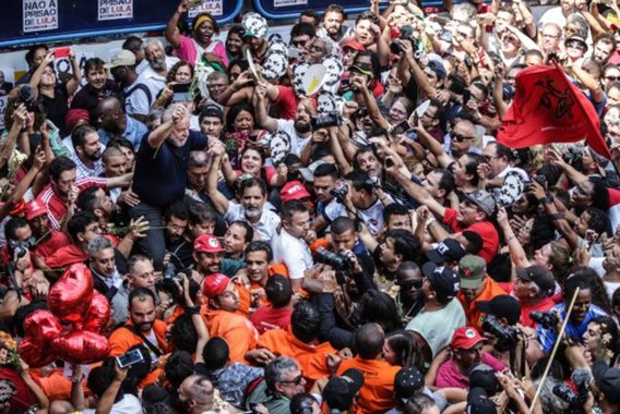 

Mesmo que Lula permaneça preso e que nenhum tucano sofra as mesmas consequências, a mensagem de Lula deu certo. Mesmo com as críticas que existem ao PT, o plano lulista e o projeto de poder popular funcionaram. Se não tivessem funcionado, São Bernardo não teria fervido naquela sexta e naquele sábado quentes de abril

