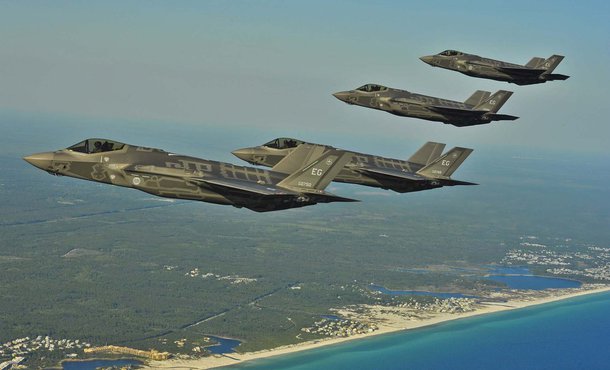 Segundo a última doutrina nuclear dos Estados Unidos, no momento os especialistas estão trabalhando em integrar uma bomba de gravidade no caça furtivo F-35 Lightning II