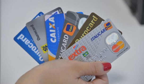 clientes que pagarem menos de 15% da fatura do cartão de crédito e caírem na modalidade de rotativo conhecido como não regular pagarão menos juros a partir de junho. O Conselho Monetário Nacional (CMN) limitou e padronizou os juros para essa modalidade, regulamentando decisão do Superior Tribunal de Justiça (STJ)