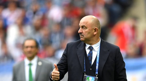 No bolão confidencial do Kremlin (que a KGB não nos leia, os deuses do futebol fizeram chegar só até a mim os palpites), nem o presidente Vladimir Putin acertou o resultado da partida de abertura da Copa do Mundo. Cinco a zero, passeio do balé Bolshoi boleiro vermelho no estádio Lujniki, em Moscou. O presidente russo comemorou, sem mover um músculo do rosto nem mesmo esboçar sorriso de canto de boca, como manda o manual dos bons antigos espiões, mas deve saber que a goleada não transforma a seleção anfitriã em favorita ao título