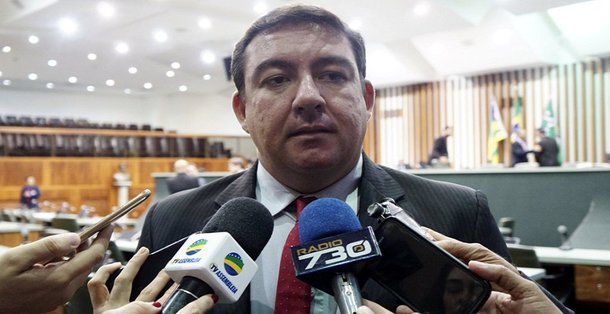 "José Eliton me surpreendeu positivamente e está incomodando a oposição." Com estas palavras, o presidente da Assembleia Legislativa, José Vitti (PSDB) avaliou os primeiros 30 dias do governador José Eliton (PSDB) e rebateu as críticas de deputados da oposição; Vitti disse que o chefe do Poder Executivo manteve o mesmo ritmo administrativo e político empreendido pelo ex-governador Marconi Perillo (PSDB); “Ações bastante pontuais e que precisavam ser tomadas de maneira corajosa. Assim ele fez. Medidas impactantes na vida da população, principalmente no que tange à Saúde e a Segurança Pública”, sublinhou