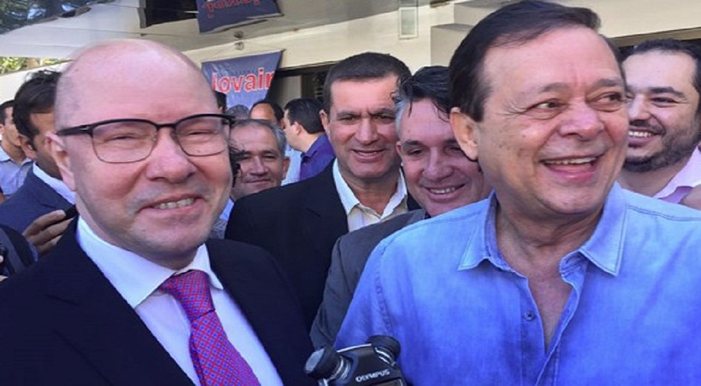 Liberado pelo Supremo Tribunal Federal para disputar as eleições de outubro próximo, o ex-senador Demóstenes Torres parte agora para emplacar sua candidatura ao Senado na base aliada de Marconi Perillo e José Eliton; “Vou entrar no jogo, mas não serei candidato na marra. Disputarei internamente dentro da base e vou respeitar a decisão tomada, qualquer que seja ela", afirmou Demóstenes. Ele se filiou ao PTB e sua postulação já recebeu o apoio do partido da Solidariedade, do deputado federal Lucas Vergílio