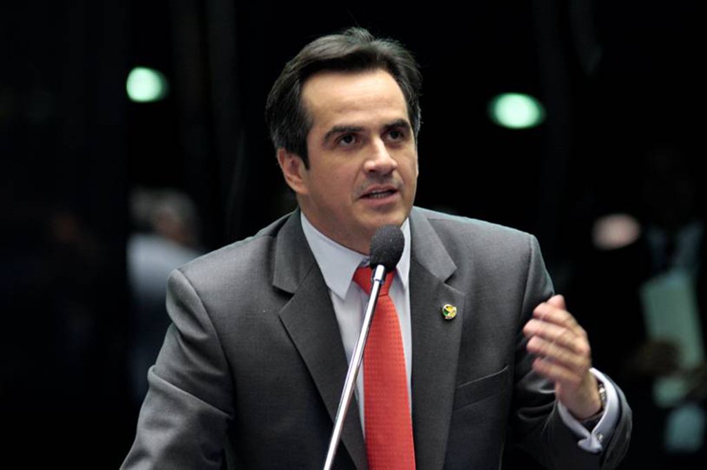 O senador e presidente nacional do PP, Ciro Nogueira (PI), usou as suas redes sociais nesta quinta-feira (26) para postar vídeos de aliados criticando a operação da PF, que fez buscas no seu gabinete e na sua casa; em um dos vídeos, o prefeito Gilson Filho, de Caracol, diz que o trabalho de Ciro tem "causado muita inveja" e que ele não está só contra "as mentiras dos invejosos"