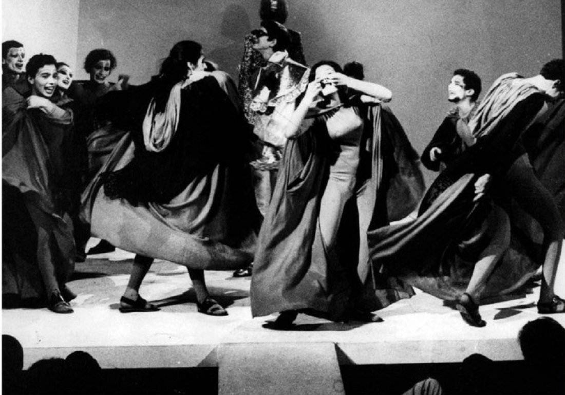 Há 50 anos, o Brasil viveu um dos períodos mais autoritários e violentos de sua história. Censura, execuções, assassinatos, caça aos comunistas, prisão de artistas e muita violência policial nas ruas; hoje, a situação não é muito diferente: patrulha-se museus, cinemas, programações de TV, enunciados políticos e a própria liberdade de expressão, outrora considerada patrimônio da democracia, vai deixando de existir sob a chancela dos segmentos conservadores que ganharam voz diante do assombro paralisante da esquerda, possivelmente certa de que aquele tempo já tinha ido embora