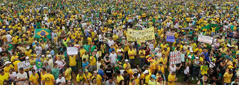 Cerca de um milhão dos "manifestoches" que saíram às ruas para derrubar Dilma em 2015 e 2016 foram derrubados por Temer: deixaram as classes A e B e muitos deles passaram a engrossar a classe C em 2017; enquanto nos governos do PT a classe C cresceu porque 32 milhões ascenderam das classes D e E, com a política econômica do golpe suas fileiras são engrossadas por "ex-ricos"