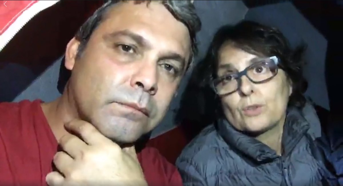 "Decidi dormir aqui para mostrar que fascista algum vai nos intimidar", disse o senador Lindbergh Farias (PT-RJ), junto com a jornalista Laura Capriglione, do Jornalistas Livres, em resistência uma noite depois do atentado a tiros contra o acampamento, que deixou duas pessoas feridas; "Eles estão querendo nos intimidar, e a gente não pode aceitar esse tipo de intimidação", disse o senador; assista