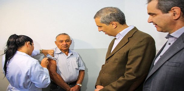 O governador José Eliton lançou, na manhã desta sexta-feira (13), em Trindade, antecipando em dez dias, a campanha de vacinação contra o vírus Influenza H1N1 em Goiás; o lançamento foi na Unidade Básica de Saúde Santuário Novo; nesse primeiro momento, 640 mil doses, de um total de 1,7 milhão, foram distribuídas pela Secretaria de Saúde nos 246 municípios goianos; têm prioridade, nessa etapa, idosos, trabalhadores da saúde e pessoas com doenças cardíacas e respiratórias graves