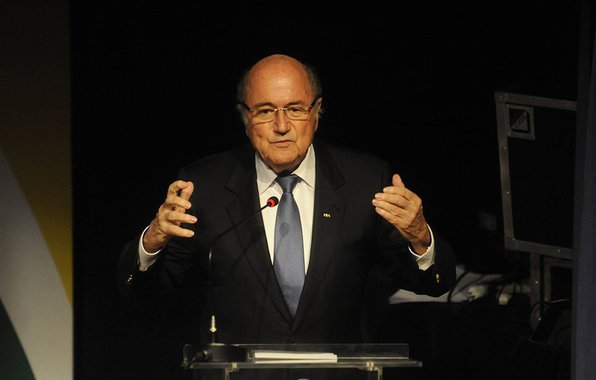 "(Joseph) Sepp Blatter, banido por seis anos pela Fifa, chegou à Rússia a convite pessoal de Vladimir Putin para assistir à Copa do Mundo - dias depois de Putin se sentar com o atual presidente da FIFA para ver o jogo inaugural", disse no Twitter o jornalista Ken Bensinger
