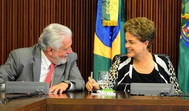 O ex-governador e ex-ministro Jaques Wagner saiu em defesa da presidente legítima e honesta Dilma Rousseff, que foi retirada do poder por um golpe parlamentar em 2016; pelo Twitter, Wagner comentou a pesquisa que mostra que para metade da população brasileira, Dilma é vítima de um golpe; "Os golpistas tentaram, a mídia alinhada a eles também, mas a verdade sempre aparece e prevalece. Dois anos após ser violentamente retirada do poder, @dilmabr é cada vez mais percebida como vítima de um golpe", disse Wagner