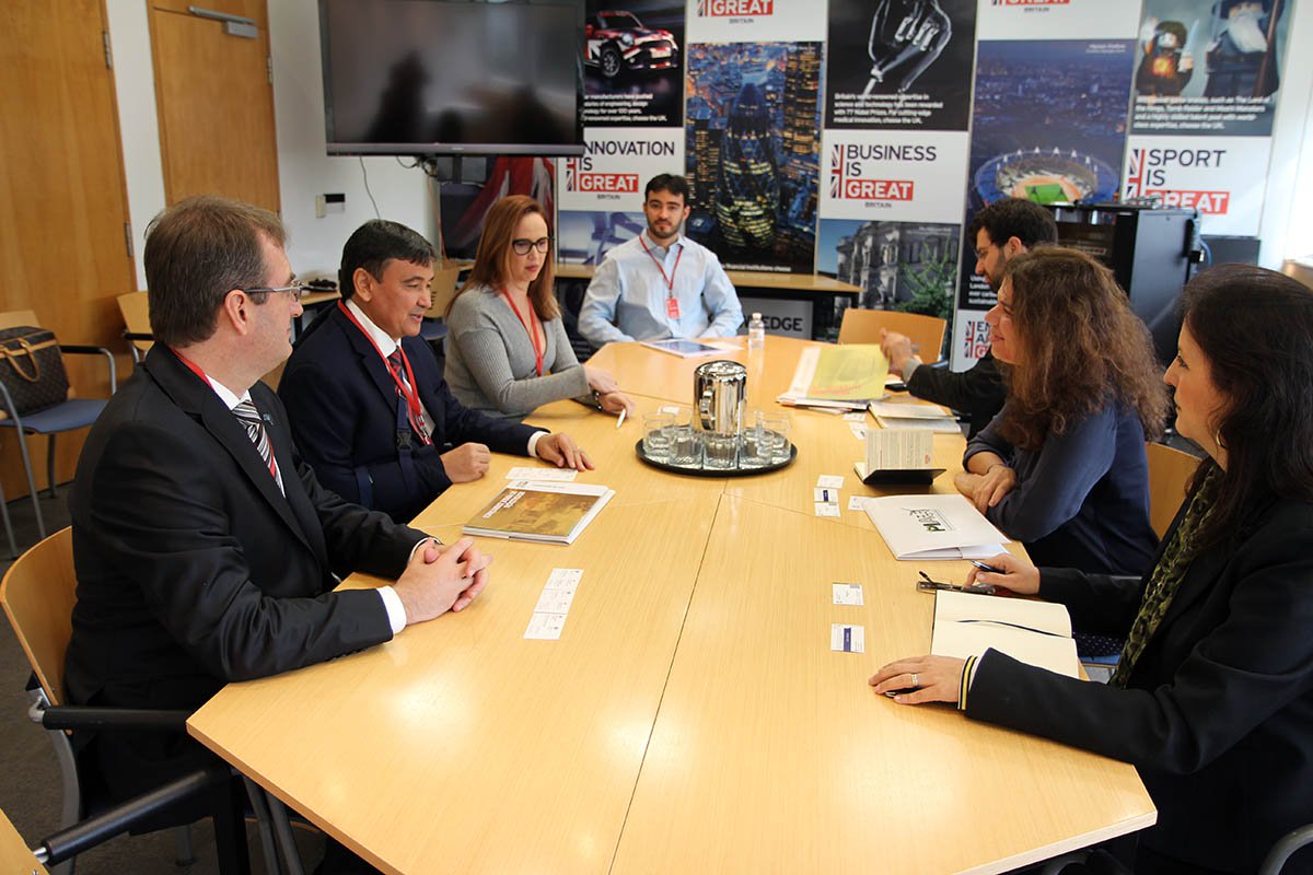 O governador Wellington Dias (PT-PI) se reuniu com a Associação Brasileira da Infraestrutura e Indústrias de Base (Abdib) e com o Consulado Britânico para discutir investimentos em infraestrutura viária e nova inserção de recursos europeus; Parceria Público Privadas (PPPs), ações em turismo, investimentos de transporte, energias e os Ativos Verdes são alvos de interesse dos britânicos no Piauí