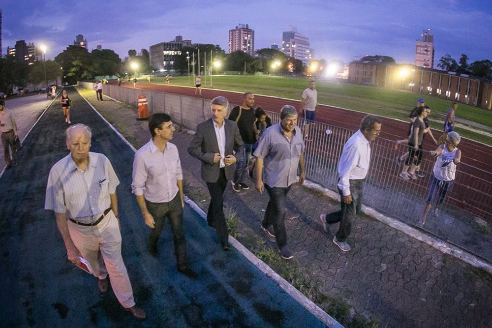 O plano do governo Ivo Sartori (MB) é vender a área atualmente ocupada por bombeiros e Brigada Militar no bairro Santa Cecília e levar as atividades ali realizadas para o Centro Estadual de Treinamento Esportivo (Cete), em Porto Alegre; porém, moradores e representantes de movimentos sociais são contrários e estão se unindo para impedir que ele tenha prosseguimento