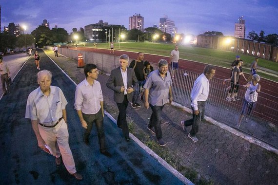 O plano do governo Ivo Sartori (MB) é vender a área atualmente ocupada por bombeiros e Brigada Militar no bairro Santa Cecília e levar as atividades ali realizadas para o Centro Estadual de Treinamento Esportivo (Cete), em Porto Alegre; porém, moradores e representantes de movimentos sociais são contrários e estão se unindo para impedir que ele tenha prosseguimento