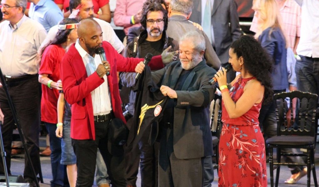 Cantor e compositor Flávio Renegado lançou um novo clipe, onde homenageia Lula, preso desde o último dia 7 na sede da superintendência da Polícia Federal, em Curitiba; na canção, ele pede liberdade para o ex-presidente. Renegado usa versos como "Salve Jorge, salve o santo guerreiro. Salve Lula. Salve o povo brasileiro"; assista