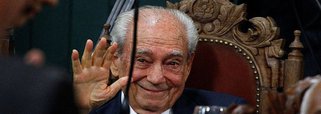 Na presença de familiares, amigos e admiradores do político baiano, o corpo do ex-governador Waldir Pires foi cremado, na manhã de hoje, em cerimônia no cemitério Jardim da Saudade, em Salvador