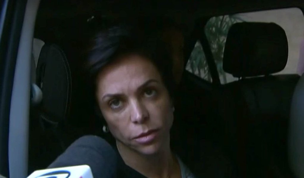 A deputada Cristiane Brasil (PTB-RJ), filha do ex-deputado Roberto Jefferson, que foi alvo de uma operação da Polícia Federal nesta terça-feira, 12, negou participação em esquema que consistia na concessão fraudulenta de registros sindicais junto ao Ministério do Trabalho; "Não devo nada", disse a parlamentar na manhã desta terça-feira (12), quando a parlamentar deixava de carro o prédio onde mora, no Rio