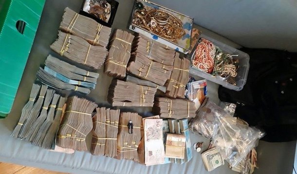 PF deflagrou a Operação Gatekeepers com o objetivo de combater fraudes em fundos de investimentos; agentes federais estão cumprindo nove mandados de busca e apreensão em Porto Alegre e no Rio de Janeiro. Também foi determinado o bloqueio judicial de ativos de 20 pessoas físicas e jurídicas; investigação começou há cinco anos devido à suspeita de irregularidades em um fundo de previdência privada do Rio Grande do Sul que faria aportes em empresas do setor de construção civil sem que as obras fossem executadas