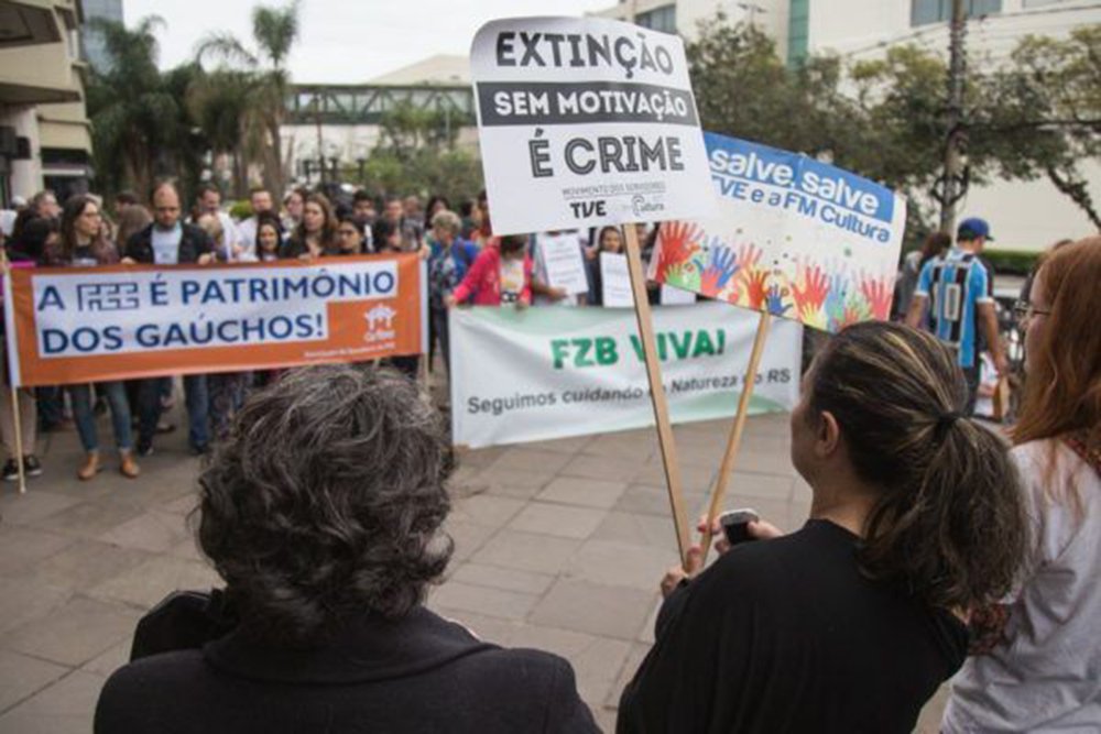 O governador Ivo Sartori (MDB) suspendeu o auxílio alimentação, saúde, creche e demais benefícios presentes nos acordos coletivos de algumas categorias de servidores; os atingidos trabalhavam na Fundação de Economia e Estatística e na Fundação Piratini, e foram para secretarias; Estado diz que o corte está previsto na Reforma Trabalhista do governo Temer que entrou em vigor em 2017