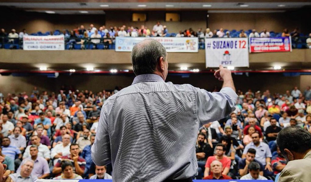 Em um roteiro sindical nesta sexta-feira (27) em São Paulo, participando de eventos na UGT e no Sindicato dos Metalúrgicos de São Paulo (Força), o pré-candidato Ciro Gomes (PDT) defendeu a revogação da "reforma" trabalhista e uma "aliança entre quem trabalha e quem produz" contra a especulação financeira, ao afirmar que o problema do país não são os salários, mas os juros; sem criticar o Judiciário, Ciro lamentou a situação do ex-presidente Lula; "Estou sentindo dor no coração"
