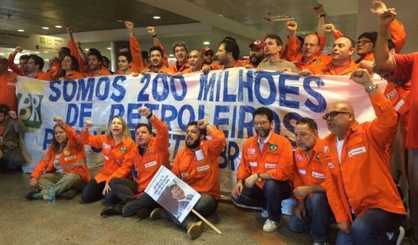 Nesta quinta-feira (26), o governo dará mais um passo neste sentido ao indicar e dar posse a dois representantes de empresas estrangeiras, concorrentes diretas da Petrobras, no Conselho de Administração da estatal; "Estão sendo cotados para ocupar o cargo estratégico dois empresários da Shell [multinacional petrolífera anglo-holandesa] e um da Maersk [conglomerado de negócios dinamarquês]", explica o coordenador da FUP, José Maria Rangel; petroleiros farão manifestação nesta quinta-feira, 26, próximo à sede da Petrobras no Rio contra a medida