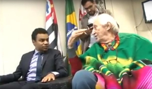 O encontro entre o diretor do Teatro Oficina, José Celso, e o vereador Fernando Holiday (DEM), que integra o MBL, para discutir  um projeto que cria um parque no terreno onde o apresentador Sílvio Santos pretende construir um conjunto de torres residencial; em certa altura, Zé Celso dispara: "A sua visão do mundo é o fascismo, o nazismo, uma coisa inclusive racista"