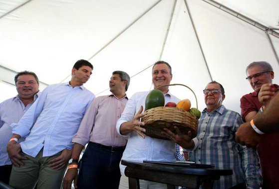 Estado com o maior número de produtores rurais, o desenvolvimento da agricultura baiana recebeu mais um reforço com a entrega, pelo governador Rui Costa (PT), no município de Carinhanha, às margens do Rio São Francisco, de 712 certificados do Cadastro Ambiental Rural (CAR) e a assinatura de convênio do Bahia Produtiva; também foi entregue um trator para a Associação de Produtores Rurais de Baixa do Tribe