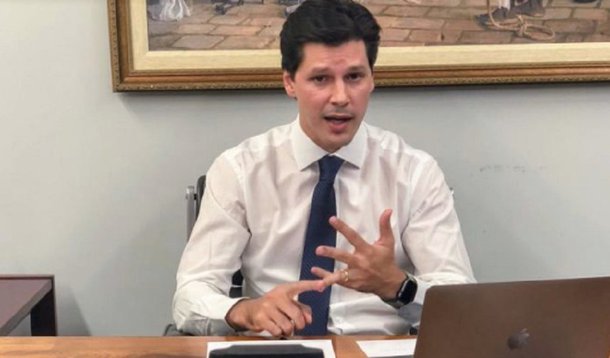 O pré-candidato a governador, Daniel Vilela (MDB), criticou esta terça-feira (19), durante bate-papo no Facebook Live, as promessas não cumpridas pelo atual governo de Goiás e defendeu a inovação tecnológica na gestão pública; Daniel conversou durante 50 minutos com internautas, que enviaram perguntas via Facebook e via WhatsApp. Ele começou o bate-papo falando sobre inovação na gestão pública