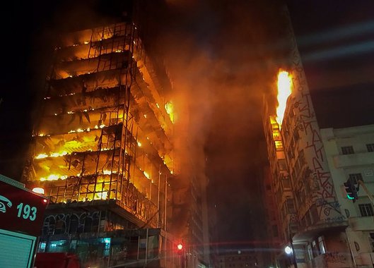 O edifício de 26 andares incendiado e desmoronado no centro de São Paulo abrigava 171 famílias. Entre fumaça, fogo e desespero, a maioria sobreviveu; bombeiros continuam nas buscas por um corpo e cinco desaparecidos; os relatos de sobreviventes começam a chegar a conhecimento público e a constituir uma narrativa de desespero, desencontro, caos e heroísmo; moradores, quase todos envolvidos com causas cidadãs [o exato contrário do comentário infeliz proferido pelo ex-prefeito João Doria, de que eram todos marginais], tentam recuperar, agora, o pouco que tinham