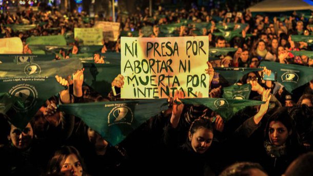 O fator decisivo para esta vitória da oposição e do movimento das Mulheres, foi a pressão das ruas, da comovedora manifestação de um milhão de mulheres, sobretudo jovens adolescentes, diante do Congresso, vindas dos bairros, das escolas, sob um frio polar