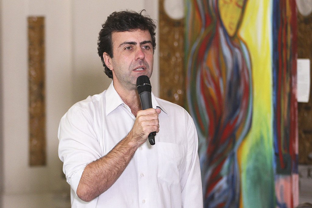 Deputado estadual Marcelo Freixo (Psol) vive há dez anos sob escolta policial por causa de ameaças à sua vida desde que presidiu a CPI das milícias em 2008 - a comissão tinha como objetivo atuar contra o crime organizado e sua articulação com o poder público; dois dos policiais cuidavam da segurança pessoal dele