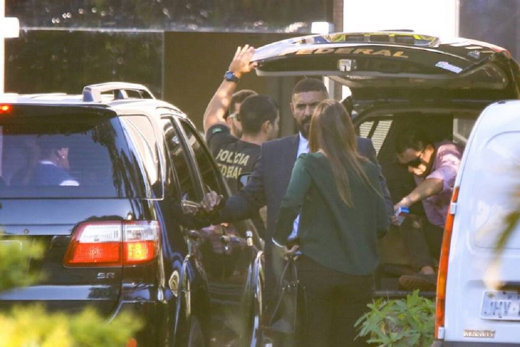 O doleiro Francisco Araújo Júnior, o Jubra, foi preso nesta quinta-feira pela Polícia Federal na "Operação Câmbio, desligo"; Jubra era o nome do câmbio paralelo na capital federal e atendia de políticos a empresários os mais poderosos; sua prisão promete mexer com o submundo de Brasília, assim como foi a prisão de Alberto Youssef e Habib Chater, empresários-doleiros que detinham informações para derrubar vários governos; a Brasília do crime vai ter o seu sono interrompido por mais esse evento