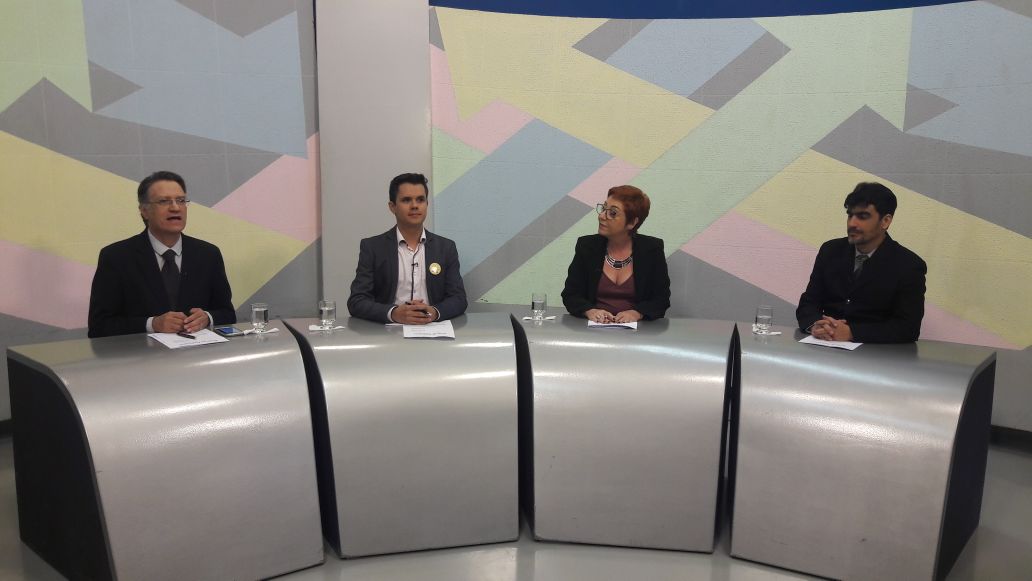 O pré-candidato do PSOL ao governo de Goiás, Fabrício Rosa, emitiu opiniões fortes durante sua participação no Roda de Entrevista, da nova TBC; em mais de uma hora de entrevista, ao vivo, Fabrício respondeu a todos questionamentos e não fugiu de nenhum tema; o ponto mais crítico da conversa foi quando fez análise de três personagens da política goiana e nacional: os deputados federais Jair Bolsonaro e Delegado Waldir, ambos do PSL, e o senador goiano Ronaldo Caiado (DEM); ao comentar sobre o presidenciável Bolsonaro, o pré-candidato do PSOL, que também é policial rodoviário federal, foi duro; "Bolsonaro é um criminoso. Ele comete crimes de ódio". Fabrício afirmou que Delegado Waldir é uma espécie de "extensão das ideias de Bolsonaro"