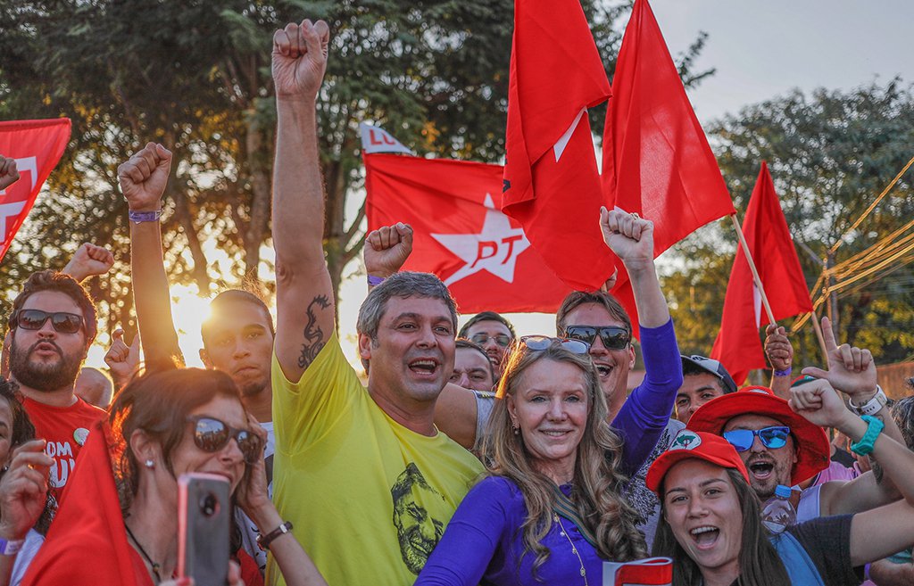 O senador Lindbergh Farias (PT-RJ) afirmou que "esse 1 de maio é histórico. Marca a luta pela democracia, por Lula e a união das centrais sindicais"; "Lula sempre olhou nos olhos e ouviu o povo. Jamais aprisionarão nossos sonhos de formar um governo cada vez mais próximo dos brasileiros e brasileiras"