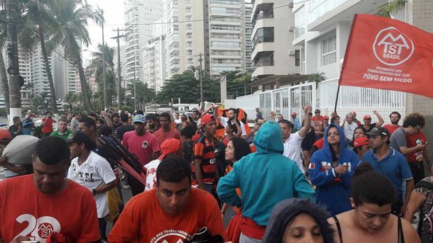 Ocupação do triplex do Guarujá, cuja propriedade foi atribuída ao ex-presidente Lula, durou cerca de quatro horas e serviu, segundo liderança do PSOL da cidade, para dar visibilidade ao protesto e denunciar a prisão injusta do ex-presidente; "Numa ação arbitrária, sem ordem judicial, polícia deu prazo para saída do MTST do triplex, sob pena de prisão de todos os ocupantes. O triplex foi desocupado, mas o recado ficou. É evidente que não tinham ordem: quem pediria a reintegração de posse?", disse o líder do MTST, Guilherme Boulos
