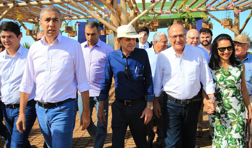 O ex-governador de São Paulo Geraldo Alckmin teceu elogios aos avanços obtidos por Goiás no setor do agronegócio, ao participar, com o governador José Eliton, do encerramento da Tecnoshow Comigo, na cidade de Rio Verde, hoje pela manhã; "É impressionante o quanto Goiás melhorou e avançou. Na infraestrutura, nos serviços públicos, agronegócio pujante, indústria crescente , setor de serviços. É um estado irmão", disse o ex-governador paulista", disse o tucano
