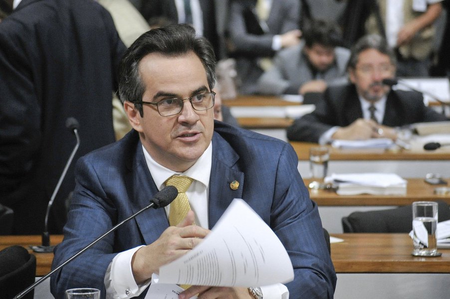 Operação Lava Jato registrou em vídeo duas entregas de dinheiro a José Expedito Rodrigues Almeida, ex-assessor do senador Ciro Nogueira (PP-PI), presidente do Progressistas; gravação foi uma "ação controlada" da Polícia Federal em fevereiro e as informações sobre as gravações estão detalhadas no material da investigação sobre um esquema de captação de propina de políticos do PP, entre os quais Nogueira e o deputado Eduardo da Fonte (PP-PE)