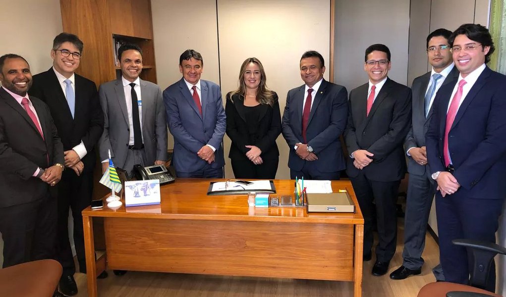 Após comandar a Secretaria de Estado da Educação (Seduc), a deputada federal Rejane Dias (PT-PI) reassumiu  suas funções na Câmara dos Deputados; ela será titular da Comissão da Educação e da Comissão de Defesa dos Direitos das Pessoas com Deficiência; retorno foi acompanhado pelo governador Wellington Dias