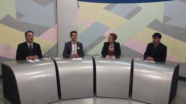 O pré-candidato do PSOL ao governo de Goiás, Fabrício Rosa, emitiu opiniões fortes durante sua participação no Roda de Entrevista, da nova TBC; em mais de uma hora de entrevista, ao vivo, Fabrício respondeu a todos questionamentos e não fugiu de nenhum tema; o ponto mais crítico da conversa foi quando fez análise de três personagens da política goiana e nacional: os deputados federais Jair Bolsonaro e Delegado Waldir, ambos do PSL, e o senador goiano Ronaldo Caiado (DEM); ao comentar sobre o presidenciável Bolsonaro, o pré-candidato do PSOL, que também é policial rodoviário federal, foi duro; "Bolsonaro é um criminoso. Ele comete crimes de ódio". Fabrício afirmou que Delegado Waldir é uma espécie de "extensão das ideias de Bolsonaro"