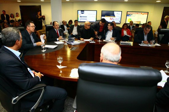 O Governo do Estado apresentou, na tarde desta quinta-feira (3), o balanço do cumprimento de metas dos programas Goiás Mais Competitivo e Inovador (GMCI), Goiás na Frente, e Plano de Governo 2015-2018; reunião foi conduzida pelos secretários de Governo, João Furtado, e de Gestão e Planejamento, Joaquim Mesquita; pouco mais de um ano após o lançamento, 78% das ações previstas no Programa Goiás na Frente (PGF) já foram concluídas ou estão em andamento dentro do prazo. Já o Plano de Governo está, a sete meses do fim da administração, 97% concluído; de acordo com os dados apresentados, 241 ações previstas já foram concluídas e 544 estão em andamento dentro do prazo, no PGF, representando um total de mais de R$ 3,1 bilhões em investimentos